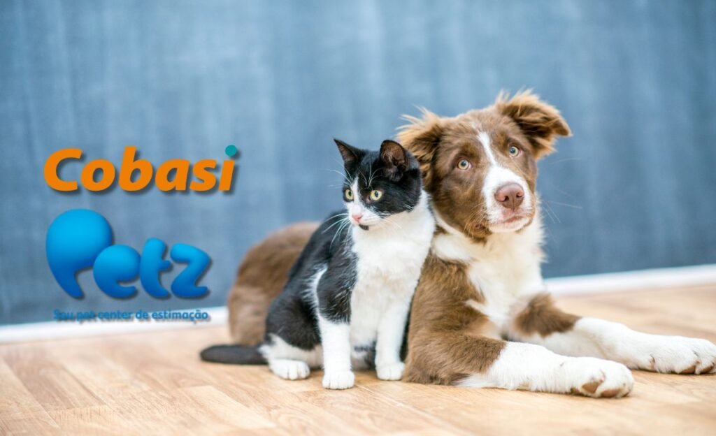 cão e gato ao lado das logos da Cobasi e Petz