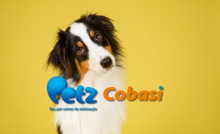 cachorro atrás da logo da Cobasi e Petz